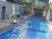 Clip: Người thân hốt hoảng cứu bé trai suýt bị đuối nước dưới bể bơi trong nhà