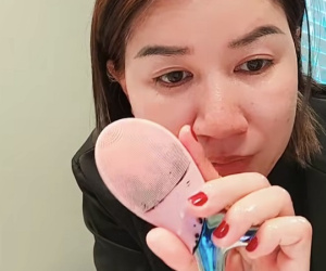 Trang Trần vô tình để lộ chiếc máy rửa mặt hình con cá bị mốc đen