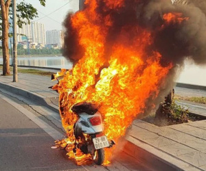Xe máy bốc cháy ngùn ngụt trên đường ở Hà Nội