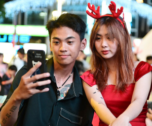 Người dân TP.HCM và Hà Nội đổ ra đường đón Giáng sinh