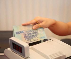 SỐC: Lãi suất gửi tiết kiệm chỉ còn 1,9%/năm