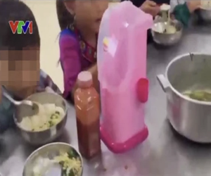 Vụ '11 học sinh ăn 2 gói mì chan cơm': Hiệu trưởng xin từ chức, giải quyết thế nào?