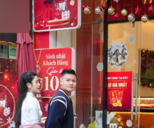 Xuất hiện hình ảnh Quang Hải dẫn vợ sắp cưới đi mua nhẫn khiến dân tình trầm trồ