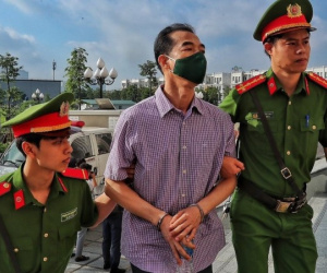 Vợ chồng cựu Thứ trưởng khóc trước toà xin được khoan hồng