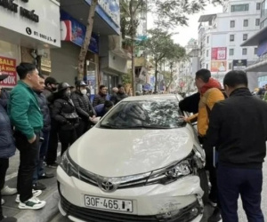 Hà Nội: Tông xe làm gia đình 5 người bị thương, tài xế cố thủ 30 phút trong ô tô