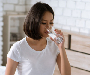 Tại sao nên uống một cốc nước sau khi thức dậy?