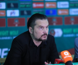 Cú đá phản lưới nhà từ giữa sân và những chuyện lạ ở V.League