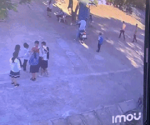 Clip: Bé trai lớp 1 bị người lạ nghi bắt cóc, đưa lên xe chở đi ngay trong sân trường