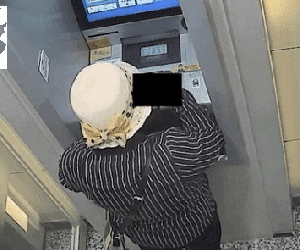 Nhặt được thẻ ATM, người phụ nữ 'thử vận may' không ngờ đoán đúng mật khẩu, tiện tay 'đút túi' khoản tiền lớn