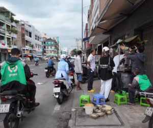 Xe hủ tiếu độc lạ Sài Gòn, bán 30 năm không bao giờ rửa tô tại chỗ, khách 'chịu khổ' để được ăn ngon