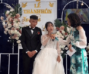 Được MC hỏi lý do vì sao lại lấy chú rể hiện tại, cô dâu trả lời khiến cả hôn trường cười ngất