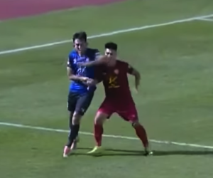 Tranh cãi V-League: Sao TP.HCM đánh cùi chỏ vào mặt đối thủ chỉ nhận thẻ vàng