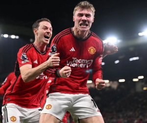 Kết quả Ngoại hạng Anh: MU thắng ngược Aston Villa, Liverpool hạ gục Burnley