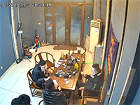 Người đàn ông suýt hỏng khuôn mặt khi vừa chơi bài dán giấy vừa hút thuốc