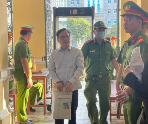 Ông Diệp Dũng đến toà cùng nhiều tài liệu