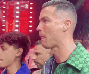 Thấy con trai không thoải mái, Ronaldo có hành động khiến dân tình tấm tắc khen: 'Ông bố tuyệt nhất hành tinh'