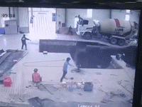 Hi hữu chiếc xe bồn lật nhào xuống hố trong nhà xưởng ở Bình Dương