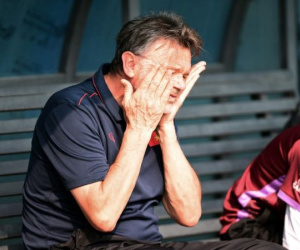 Tuyển Việt Nam: HLV Troussier như ngồi trên đống lửa