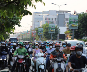 Khắp ngả đường hướng ra sân bay, bến xe ở TP.HCM kẹt cứng