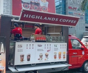 Không bỏ lỡ 'cuộc chiến vỉa hè', các ông lớn Highlands, Trung Nguyên, King Coffee,... cũng xuống đường bán cà phê