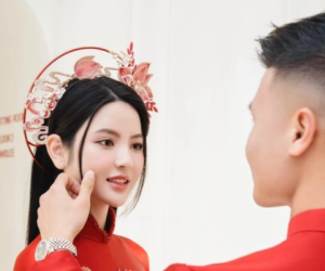 Quang Hải nựng má, nắm tay tình cảm với Chu Thanh Huyền khi thử áo dài ăn hỏi