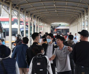 Hà Nội: Người dân lỉnh kỉnh hành lý rời Thủ đô về quê ăn Tết