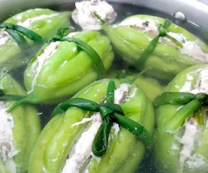 Cách nấu canh khổ qua nhồi thịt giữ được màu xanh, không đắng