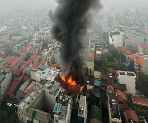 Lửa bốc dữ dội, bao trùm tầng tum nhà dân ở Hà Nội