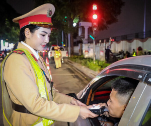 Nữ CSGT Hà Nội xuyên đêm kiểm tra vi phạm nồng độ cồn