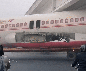 'Tròn mắt' chứng kiến máy bay dân dụng A320 khổng lồ mắc kẹt dưới gầm cầu
