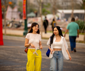 Ngày cuối năm 2023: giới trẻ nô nức tụ tập cà phê, vườn hoa hướng dương đông đúc người check-in