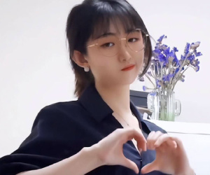 Cô gái gây bão vì gương mặt khó ở và cú lườm 'cháy màn hình': Danh tính thật khiến netizen quay xe xin lỗi