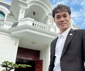 Chủ tịch Văn Toàn diện vest bảnh bao đứng bên biệt thự ở quê nhìn lại năm 2023, có tất cả nhưng lại thiếu điều này