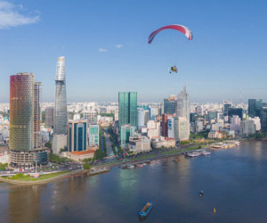Chi 3 triệu đồng bay dù lượn động cơ, lơ lửng ngắm TP.HCM ngày đầu năm