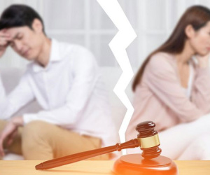 Chồng đều đặn đi nhậu vào tối thứ Tư hàng tuần, vợ lén xem điện thoại phát hiện sự thật choáng váng