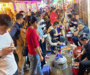 Hàng xôi 'bí ẩn' nhất Hà Nội bất ngờ trở lại: Chơi 'trốn tìm' với khách mà lần nào mở cũng đông nghịt