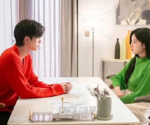 Outfit trong phim cho thấy Kim Yoo Jung như ngoại lệ của Song Kang, rất khác 3 người yêu màn ảnh còn lại