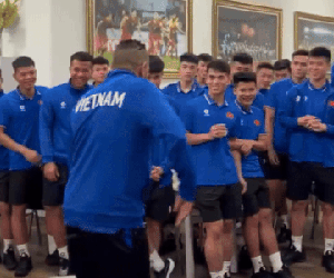 Trợ lý HLV Philippe Troussier trổ tài nhảy hip hop, tuyển Việt Nam sẵn sàng cho Asian Cup
