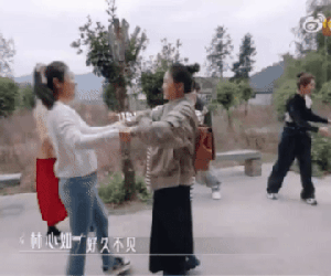 Văn minh như vợ chồng Lâm Tâm Như - Hoắc Kiến Hoa: Thoải mái 'tay bắt mặt mừng' với tình cũ của đối phương