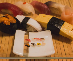 Bí mật của miếng sushi nhỏ bằng hạt gạo nổi tiếng khắp thế giới