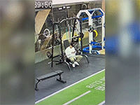Người đàn ông bị thương khi ngồi trong phòng gym nghịch điện thoại