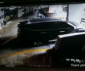 Tài xế ôtô tông loạn xạ người phụ nữ ở hầm chung cư rồi bỏ chạy