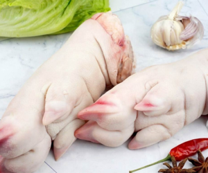 Cách làm chân giò hầm thuốc bắc bổ dưỡng cho gia đình