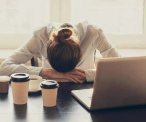 Đột tử sau khi ngồi liên tục 50 giờ liền