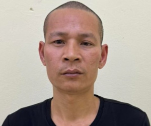Nam thanh niên đang ngồi ăn thì bị côn đồ ném cốc vào đầu trọng thương