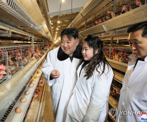 Hình ảnh ông Kim Jong Un và con gái đi thăm trại nuôi gà