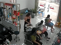 Kinh hoàng xe ben tông sập tiệm cắt tóc ở Bắc Giang