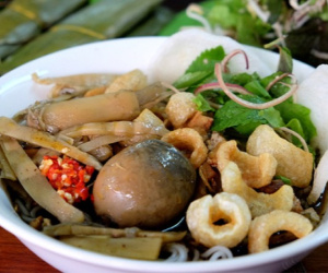 Bún cua thối Gia Lai, món ăn 'nặng mùi' có gì đặc biệt mà nhiều du khách tìm đến?