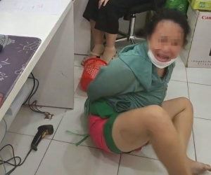 TP HCM: Bắt nóng người phụ nữ rút dao uy hiếp nhân viên F88