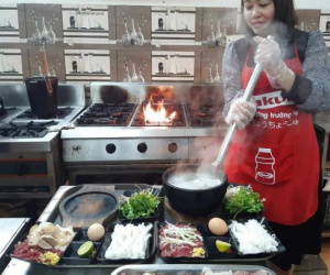 Quán phở bát đá Hà Nội bán vài trăm suất mỗi ngày nhờ trải nghiệm khác lạ